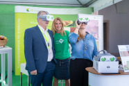 Amtschef Hubert Bittlmayer und Anni Friesinger-Postma mit der Virtual Reality-Brille