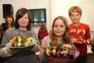 Die Kinderküche-Lehrlinge präsentieren stolz ihre Gemüsesticks