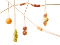 Orangen, Aepfel und andere Gemuesesorten in Seidenstrümpfen zu einem Netz verknüpft