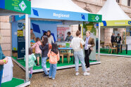 Blick in den Schmuckhof mit den Themenzelten rund um die Ernährungsstrategie Bayern