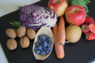 Schieferplatte mit heimischen Nüssen, Obst und Gemüse