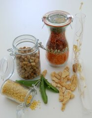 verschiedene alternative Proteinquellen und Hülsenfrüchte im Glas