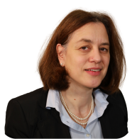 Franziska Feldl im schwarzen Anzug mit weißem Hemd und Perlenkette