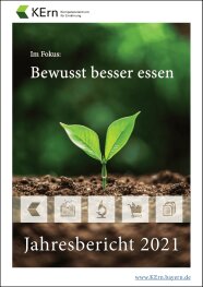 Titelbild des Jahresberichts 2021 mit einem Keimling, der aus der Erde kommt