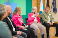 Blick auf die abschließende Podiumsdiskussion mit Andreas Brunner und Dr. Christa Standecker