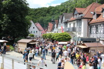 Blick auf den Marktplatz bei ZuTisch24 mit zahlreichen Besuchern.