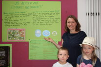 Verpflegungsbeauftragte Angelika Maier mit den Kindern vor den selbst gestalteten Plakaten