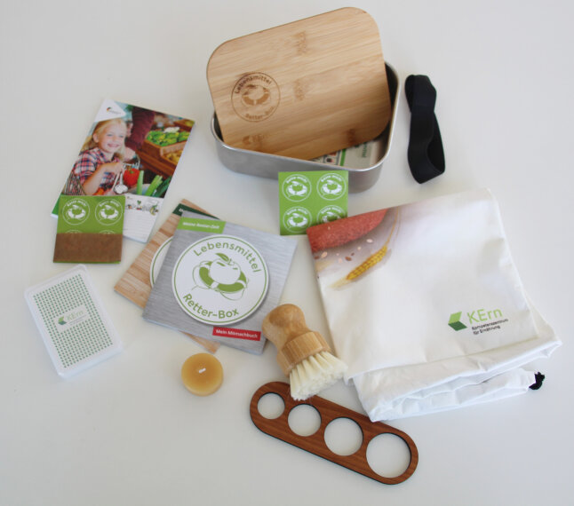 Foto vom ausgebreiteten Inhalt der Lebensmittelretterbox