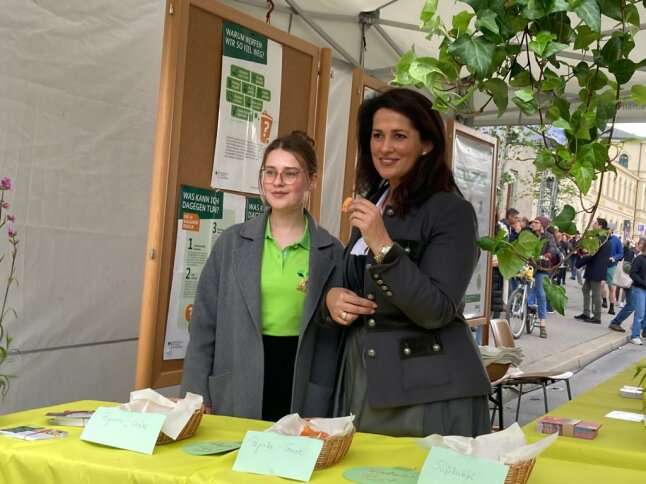 Ministerin Michaela Kaniber testet die Gemüsechips am Infostand