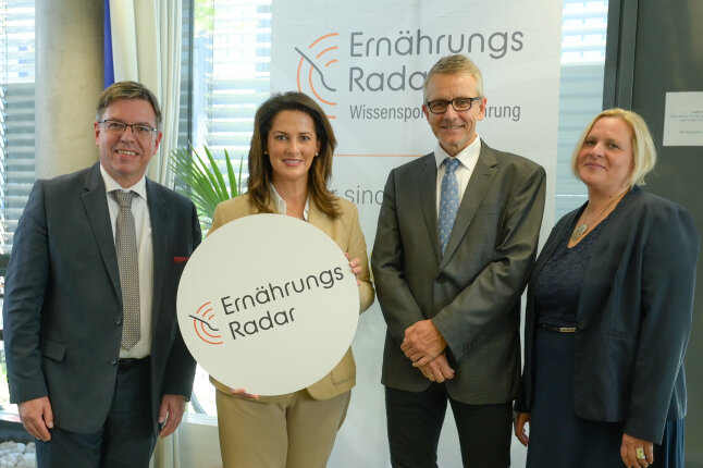 Ministerin Kaniber und die Projektpartner des Ernärungsdarars auf der Pressekonferenz