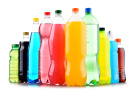 Mehrere Plastikflaschen in verschiedenen Größen, die mit unterschiedlich farbigen Getränken gefüllt sind