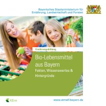 Mutter mit zwei Kindern beim Einkaufen von Obst und Gemüse