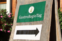 Schild mit Pfeil am Eingang des GastroRegioTags