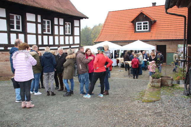 Besucher stehen auf dem Gelände des Heinersreuther Hofs. Im Hintergrund sind zwei Gebäude zu sehen. Im Vordergrund Besuchergruppen.