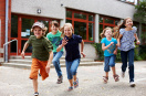 Kinder rennen über einen Schulhof.