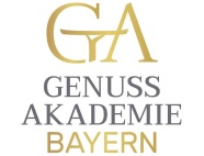 Logo  Das Bild zeigt das Logo von der Genussakademie Bayern. Die Buchstaben sind teilweise golden. Beim Buchstaben G sieht man eine Hand die ein Tablett hält.