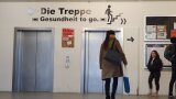 Über zwei Aufzügen steht "Treppe, Gesundheit to go"