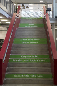 Foto einer Treppe, einzelne Stufen mit grünen Aufklebern, die zu gesünderer Ernährung animieren