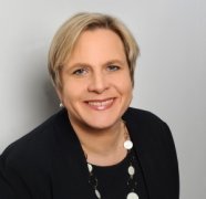 Portraitbild von Christine Röger vor einer weißen Wand