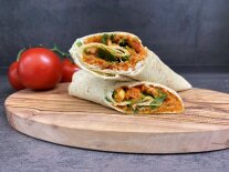 Zwei gefüllte Wraps auf Holzbrett