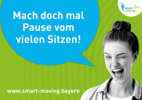 Grinsende junge Frau, die ein Auge zukneift vor grünem Hintergrund. Von ihr geht eine Sprechblase aus mit "Mach doch mal Pause vom vielen Sitzen!" Rechts oben ist das Logo von Smart Moving und unten im Bild der Link zur Homepage.