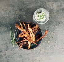 Knusprige Kartoffelschalen-Chips mit weißem Dip