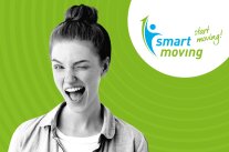 Lachenden jungen Frau, die mit einem Auge zwinkert, vor grünem Hintergrund mit SmartMoving-Logo