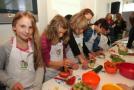 KinderKüche Nürnberg stellt Gemüsesticks her
