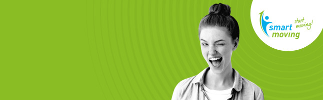 Gesicht einer lachenden jungen Frau, die mit einem Auge zwinkert, vor grünem Hintergrund und dem SmartMoving-Logo rechts