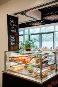 Theke in Kantine mit Schiefertafel für nachhaltige Angebote
