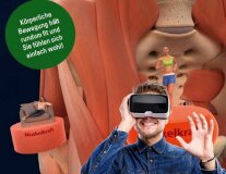 Im Vordergrund ist ein Mann mit VR-Brille zu sehen. Im Hintergrund der Avatar Sofie einmal joggend und einmal auf der Couch sitzend. Außerdem ist die gesteigerte Muskelkraft durch körpferliche Bewegung in Form eines Balkens zu erkennen.