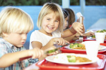 Coaching Kita- Schulverpflegung - Mädchen beim Mittagessen