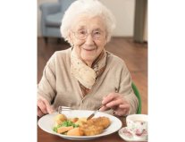 Seniorin beim Essen