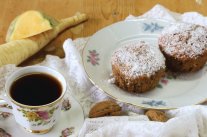 Neben einer Tasse Kaffee steht ein Teller mit Muffins aus Steckrüben und Pastinaken