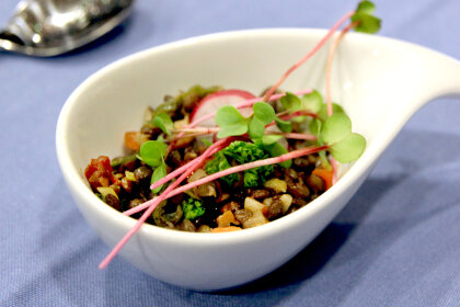 Linsensalat mit Sprossen in einer kleinen Keramikschale auf blauem Tischtuch