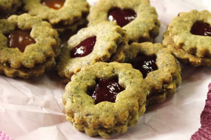 Kürbiskernplätzchen mit Marmeladenfüllung auf einem Tuch angerichtet